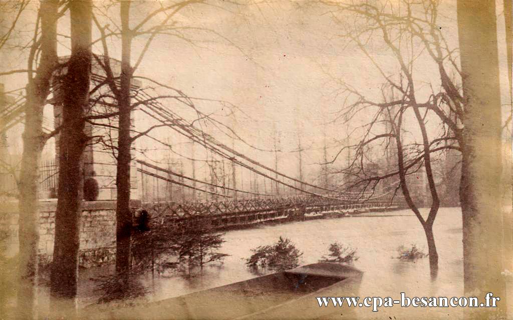 BESANÇON - Le pont "fil de fer", le pont Saint Pierre durant les inondations du 28 décembre 1882